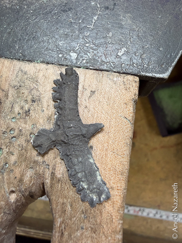 The cast raven after trimming off the button and sprue